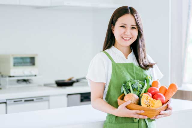 料理をする女性