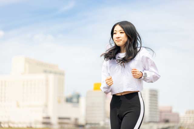 ダイエットでランニングする女性